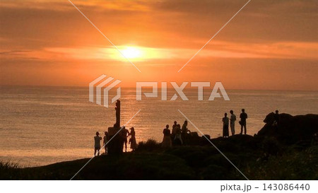 石垣島御神崎の夕陽を見る人々のシルエット 143086440