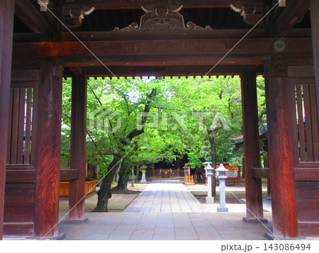 埼玉県川口市の「川口神社」の神門(しんもん)の風景 埼玉県川口市の「川口神社」の神門(しんもん)の風景 143086494