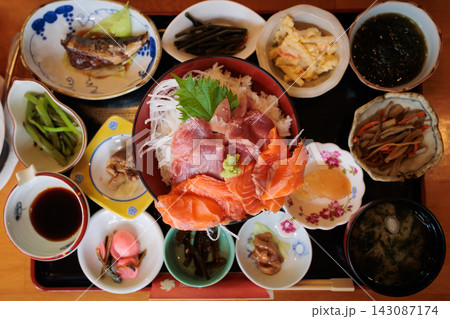 深浦サーモンと深浦マグロの海鮮丼|青森県深浦町の海鮮丼御膳 深浦サーモンと深浦マグロの海鮮丼|青森県深浦町の海鮮丼御膳 143087174