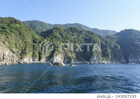 内外海半島先端部の切り立った海岸線 143087293