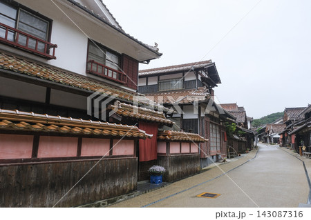 赤銅色の石州瓦とベンガラ色の建物が並ぶ吹屋の町並み 143087316