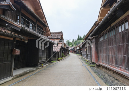 赤銅色の石州瓦とベンガラ色の建物が並ぶ吹屋の町並み 赤銅色の石州瓦とベンガラ色の建物が並ぶ吹屋の町並み 143087318