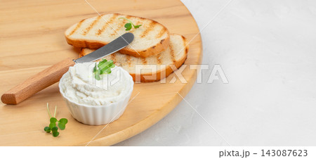 Cream Cheese Spread with Grilled Toast and Knife 143087623