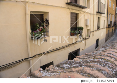 Narrow lane in the old town of Tarazona seen over an old tiled roof, Spain 143087894