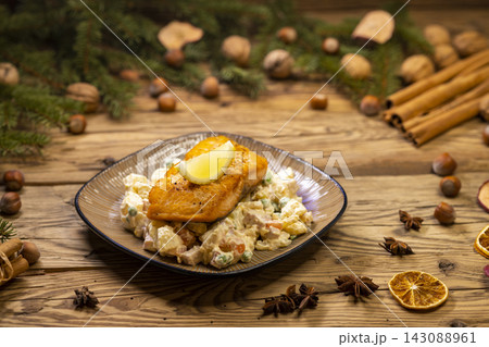Christmas baked salmon with potato salad 143088961