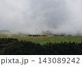静寂に包まれる夏の美ヶ原高原と霧の風景 143089242