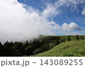 美ヶ原高原の斜面に湧き上がるダイナミックな白雲と青空 143089255
