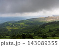 渋峠から望む白根山と草津方面の雄大な山岳風景（霧・曇り） 143089355