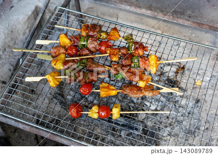 色とりどりのバーベキュー串を焼き網の上から見た風景 色とりどりのバーベキュー串を焼き網の上から見た風景 143089789