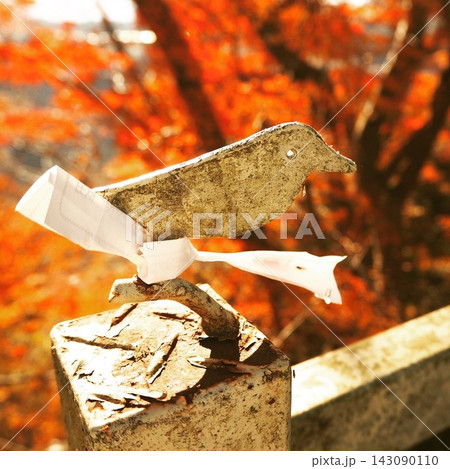 紅葉のボケを背景にした鳥のオブジェ 大分県九重夢大吊橋 紅葉のボケを背景にした鳥のオブジェ 大分県九重夢大吊橋 143090110