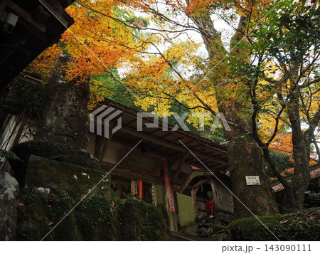 紅葉に包まれた古いお堂と地蔵　大分県の秋 143090111
