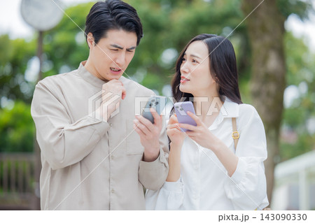 散歩する若い夫婦 散歩する若い夫婦 143090330