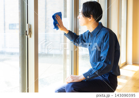 ハウスクリーニングする作業服の男性　 143090395