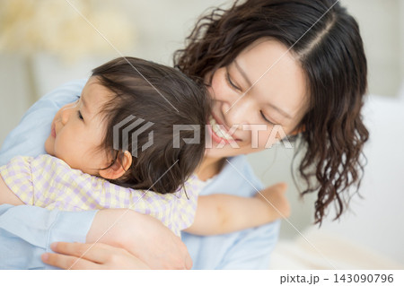 1歳の女の子を抱っこするお母さん 1歳の女の子を抱っこするお母さん 143090796
