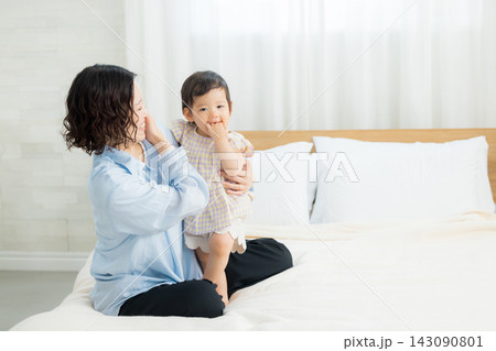 1歳の女の子を抱っこするお母さん　 143090801