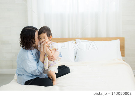 1歳の女の子を抱っこするお母さん 1歳の女の子を抱っこするお母さん 143090802
