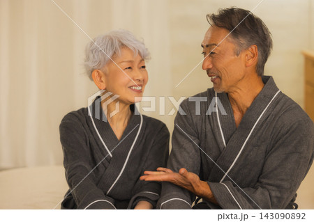 バスローブのシニア夫婦 143090892