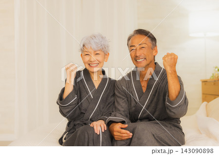 バスローブのシニア夫婦 バスローブのシニア夫婦 143090898