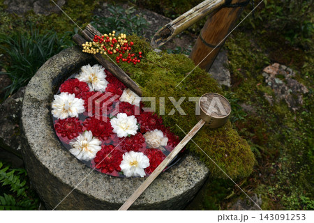 お正月の花手水 お正月の花手水 143091253