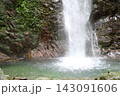 渓谷の美しい滝 143091606