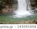 清らかな滝とエメラルドの渓流 143091608