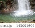 森の清流と滝つぼ 143091609