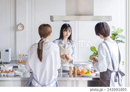 料理教室で調理方法を学ぶ日本人女性たち 143091805