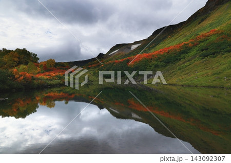 雲湧く紅葉の大学沼 143092307