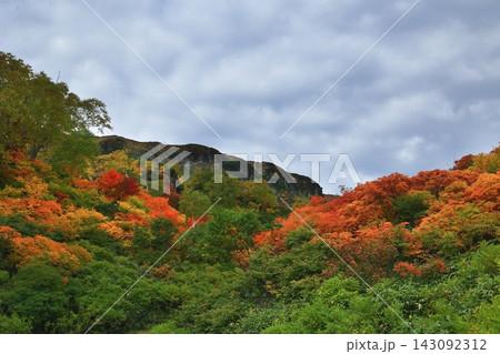 紅葉に染まる山 紅葉に染まる山 143092312