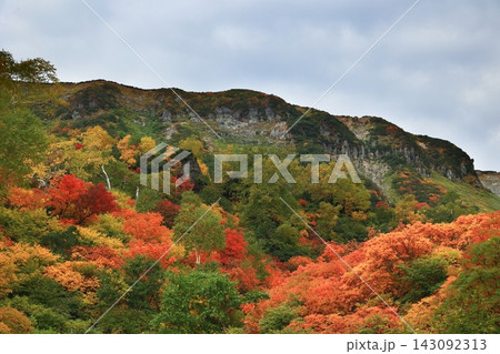 紅葉に染まる山 143092313