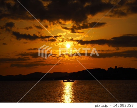 光の道に浮かぶ小舟と劇的な夕焼け　島根県松江市の宍道湖 143092355
