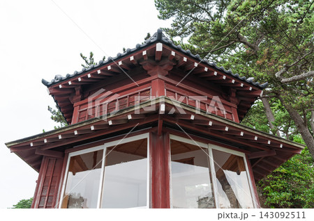 五浦海岸の六角堂を見上げた赤い木造建築のクローズアップ（茨城県北茨城市） 143092511