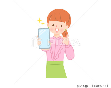 スマホの画面を見せる笑顔の女性 スマホの画面を見せる笑顔の女性 143092851