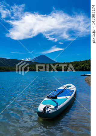 初秋の西湖に浮かぶサップと青富士 初秋の西湖に浮かぶサップと青富士 143093174