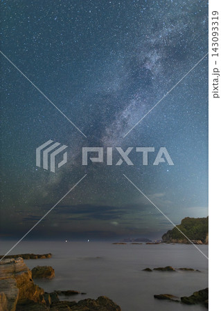 長崎・白浜から望む天の川。神秘的な海岸線と星空夜景 長崎・白浜から望む天の川。神秘的な海岸線と星空夜景 143093319