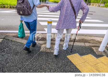 日本の横浜都市景観杖の高齢女性(マスク姿)…。手を繋いでもらい歩く…幸福な人生とは…=9月24日 日本の横浜都市景観杖の高齢女性(マスク姿)…。手を繋いでもらい歩く…幸福な人生とは…=9月24日 143094136