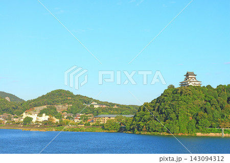 愛知県犬山市、国宝犬山城と木曽川の風景 143094312