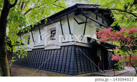 新緑と満開のヤマツツジに彩られたハイカラ館〈角館歴史村・青柳家/秋田県仙北市角館町〉 新緑と満開のヤマツツジに彩られたハイカラ館〈角館歴史村・青柳家/秋田県仙北市角館町〉 143094817