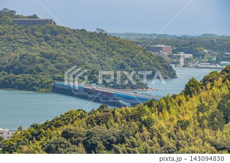 浜松市三ヶ日から見た街並みと奥浜名湖と東名高速道路の風景(静岡県) 浜松市三ヶ日から見た街並みと奥浜名湖と東名高速道路の風景(静岡県) 143094830