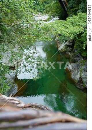 かずら橋から望む祖谷峡と透き通った水【9月】 かずら橋から望む祖谷峡と透き通った水【9月】 143094915
