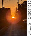 真っ赤に照らす夕焼け 143094930