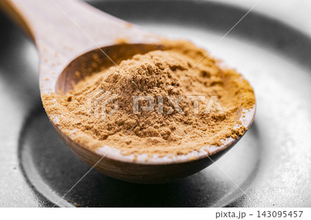 Splinters, powder and essence of cinnamon, on the old table 143095457