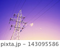 Metal electricity pylon with power lines against gradient purple to pink sky, low angle view 143095586