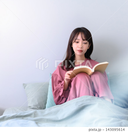 ベッドで本を読む女性 143095614