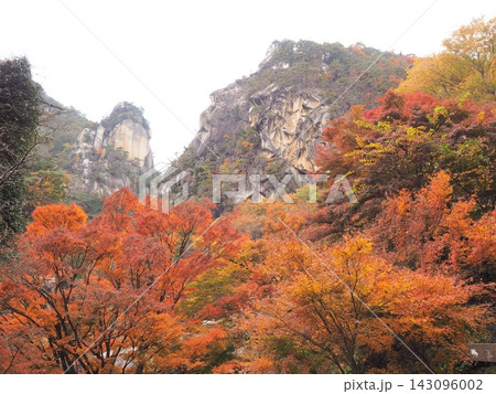 覚円峰と紅葉 昇仙峡のシンボルの奇岩 覚円峰と紅葉 昇仙峡のシンボルの奇岩 143096002