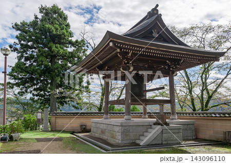 馬頭院の木造堂宇と回廊が並ぶ境内(栃木県那珂川町) 馬頭院の木造堂宇と回廊が並ぶ境内(栃木県那珂川町) 143096110