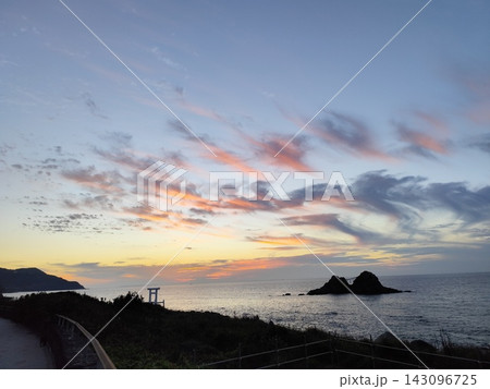 糸島市二見ヶ浦の夕暮れ 143096725