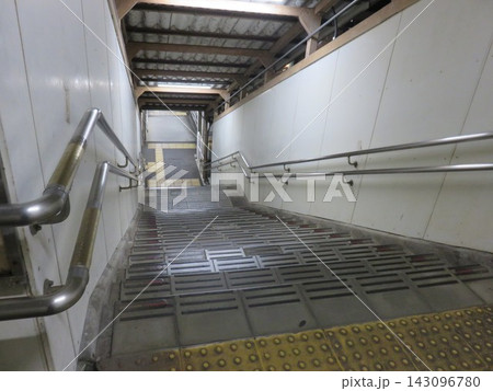 駅ホームへ向かう階段 駅ホームへ向かう階段 143096780
