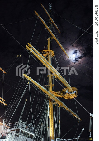 満月の夜空を背景にした帆船のマストとロープ 満月の夜空を背景にした帆船のマストとロープ 143096928