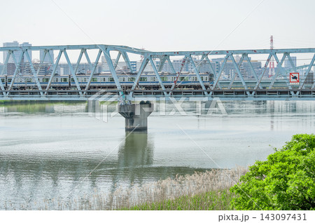 荒川橋梁を走る電車と荒川の水辺風景(東京都葛飾区) 荒川橋梁を走る電車と荒川の水辺風景(東京都葛飾区) 143097431
